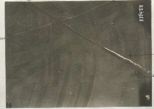 Personenzug Richtung Olching vor dem Bahnübergang der Straße Dachau - Fürstenfeldbruck (1200 m)