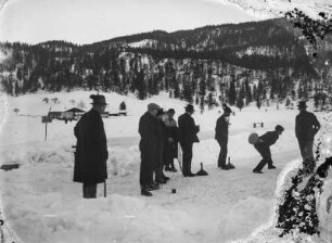 Mittenwald, Eisstockschießen : Mittenwald. Gruppe von Männern beim Eisstockschießen