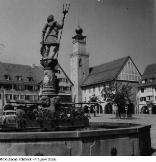 Freudenstadt. Marktbrunnen gegen das Rathaus, im Vordergrund Neptunbrunnen