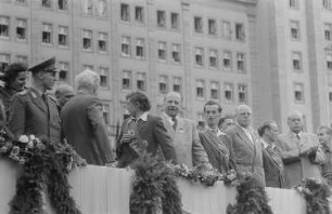 Die Politikertribüne bei einer Parade anlässlich des II. Deutschen Turn- und Sportfestes. Vierter von links Hermann Matern, Mitte Lotte Ulbricht, rechts neben ihr Walter Ulbricht