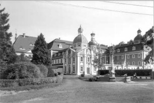 Ostritz. Zisterzienserinnenabtei Klosterstift St. Marienthal (um 1230 gegründet). Kreuz- und Michaelis-Kapelle (1756 geweiht) und Konventgebäude (1743-1746). Ansicht mit Dreifaltigkeitsbrunnen (bezeichnet 1704)