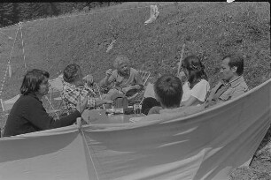 Čičmany. Akt-Pleinair 1980. Von links nach rechts: Claus Baumann-Kunstwissenschaftler aus Leipzig; Roger Rössing-Fotograf aus Leipzig; Günter Rössler-Fotograf aus Leipzig; Eva Mahn-Fotografin aus Halle; Peter Söllner-Fotograf aus Berlin; von hinten zu sehen: Volkhard Wilhelm, Fotograf aus Leipzig während einer Besprechung