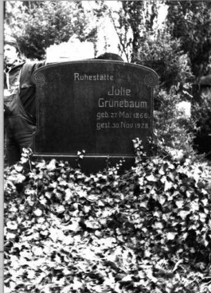 Grabstein 71 (Index: 100093980) Maße HxBxT: 135x93x18 cm Besonderheit: Doppelgrabstein ohne 2. Inschrift: Grabstein 71
