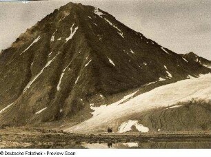 Zwei Touristen am Gletscher Svartisen