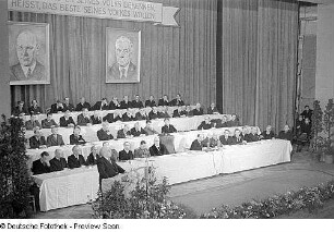 Veranstaltung anlässlich des 70. Geburtstages von Wilhelm Pieck : Wilhelm Pieck (vorne links) am Rednerpult