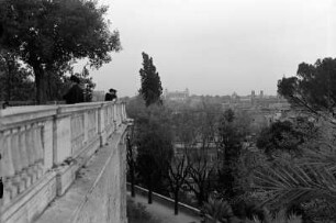 Rom. Blick von einem Palast (?) über Rom gegen das Monumento Vittorio Emanuele II. (1927 vollendet)