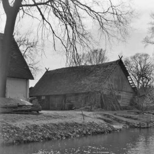 Strohgedecktes Blockhaus in Burg-Kauper. : Ze słomu skryte kładźity twar statoka w Kupaŕskich Bórkowach.