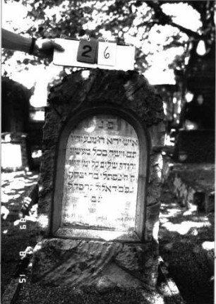 Grabstein 26 (Index: 100105456) Material: Muschelkalk, weiße Marmorplatte Zustand: gut Maße HxBxT: 104x58x27 cm Beschreibung: Stele, rustica, Rundbogenabschluß, Schriftplatte: Grabstein 26