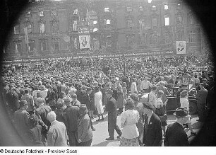 Aufnahmen von den Feierlichkeiten zum 1. Mai 1946 in Berlin : Mai-Kundgebung vor der Tribüne am Berliner Schloss