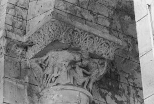 Kapitell mit vielfiguriger Darstellung