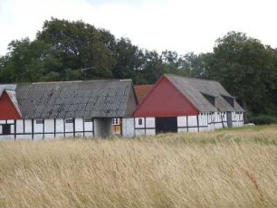 Bornholm - Bauerngehöft : Ein altes Bauerngehöft steht neben einem Getreidefeld. Aufgenommen am 29. Juli 2010 auf der dänischen Ostseeinsel Bornholm