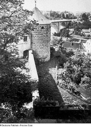 Bautzen. Stadtbefestigung. Teilansicht mit Gerberbastei (1503/1506, 1703 Abschluss Wiederaufbau nach Brand). Blick von der Inneren Lauenstraße 8