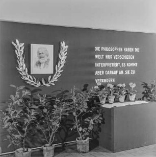 Ausstellungstafeln und Modelle