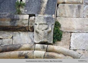 Männliche Halbfigur, eine Säule _ber dem Kopf balancierend