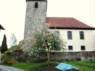 Ansicht von Norden mit Kirche (Chorturm) über Kirchhofmauer