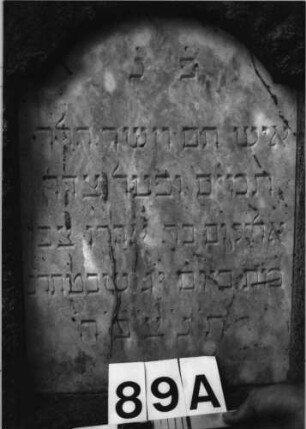 Grabstein 89 (Index: 100084944) Maße HxBxT: 130x80x45 cm Beschreibung: ovale/rechteck. Schriftplatte(Vorderseite), Schriftplatte(Rückseite)eingez. Rundbog Besonderheit: Hiob 1, 8 und 2, 3: Grabstein 89A