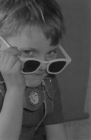 Ein Junge (Lothar) mit einer Sonnenbrille