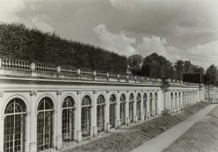 Heidenau-Großsedlitz. Barockgarten. Untere Orangerie (1723-1727; M. D. Pöppelmann‚ J. Ch. Knöffel, 1861-1864 (Neubau)). Ansicht von Süden