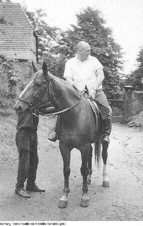 Dresden, Pillnitz, Alte Schäferei. Schauspieler Rolf Hoppe beim Reittraining, 1966