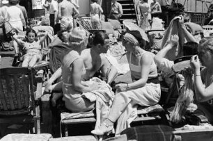Bordleben auf dem Passagierschiff "Milwaukee". Passagiere beim Sonnenbaden am Rande des Schwimmbeckens