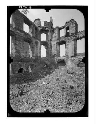 Dargun. Schloßruine (Zerstörung 1945). Teilansicht mit Eckturm