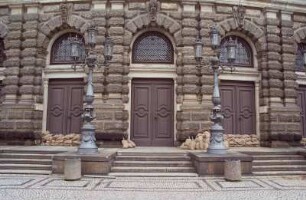 Dresden-Altstadt, Theaterplatz. Eingang zum Opernhaus mit gestapelten Sandsäcken