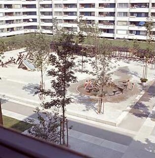 Hansjakob, Gottfried; München - Neuperlach Nord, Nord-Ost; Wohnanlage mit Ladenzentrum an der Quiddestraße - Innenhof Karl-Marx-Str. (Aufsicht), Spielplatz und Brunnenanlage 'Wasser-Xylophon' (1970, Edmund Puchner)
