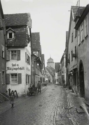 Marktbreit. Straßenbild (Bachgasse?) mit Weißem Turm