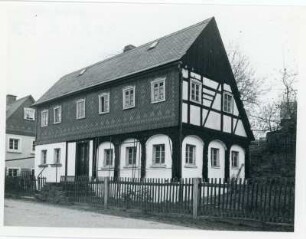 Sohland an der Spree-Wehrsdorf, Dresdener Straße 19 (zur Aufnahmezeit: Wehrsdorf, Thälmannstraße 19; einst Wehrsdorf Nummer 97). Wohnhaus ((Umgebindehaus); 2. Hälfte 19. Jahrhundert). Straßenansicht mit Einfriedung