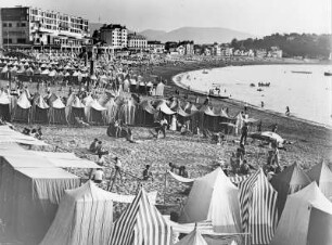 Frankreich. Strandszene in Saint-Jean-de-Luz am Golf von Biskaya (Atlantik)