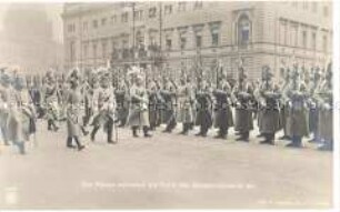 Wilhelm II. schreitet eine Ehrenkompagnie ab