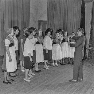 Mädchenchor Schleife : Aufführung des Mädchenchores Schleife mit dem sorbischen Dirigenten Jan Bulank (1931-2002)