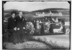Eiserne Hochzeit im Altersheim Gammertingen; Jubiläumspaar auf einer Bank, im Hintergrund Gammertingen mit Altersheim