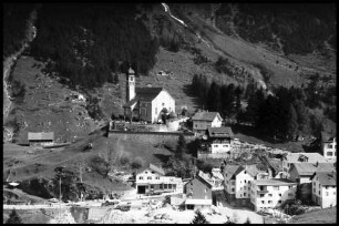 Wassen: Gotthardbahn, Kirche von der mittleren Strecke, von Westen