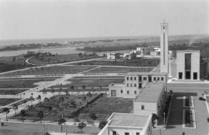 Stadtansicht : Blick über eine Stadt mit modernem Kirchengebäude
