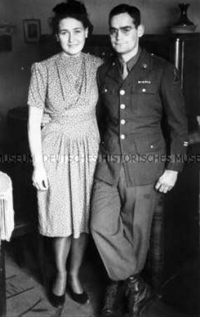 Amerikanischer Soldat mit seiner deutschen Verlobten