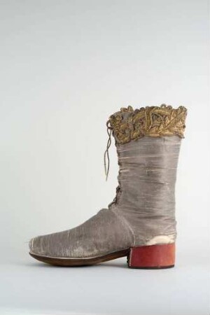 Ein Stiefel von einem Paar Krönungsstiefel