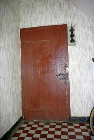 Tür zwischen Wohnhaus und Stall im Hof Peters