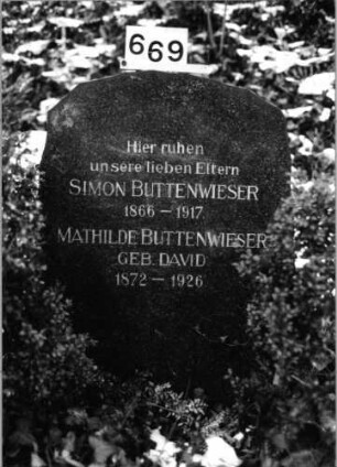 Grabstein 669 (Index: 100091297) Material: Granit Zustand: gut Maße HxBxT: 93x77x17 cm Beschreibung: Stele mit ungeradem Umriß; Segmentbogenabschluß: Grabstein 669