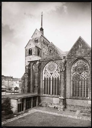 Dom, Minden Wiederaufbau: Blick auf das Seitenschiff mit einem neuen Maßwerkfenster und neuem Anbau