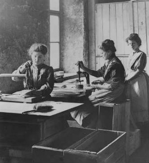 Rundschneiderinnen : Technikgeschichte | Technologie | Glasfabrikation | Tafelglas | auf deutsche Art