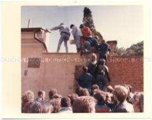 Exodus of East Germany Prag 1989 - DDR-Flüchtlinge erklimmen eine Mauer zur BRD-Botschaft in Prag