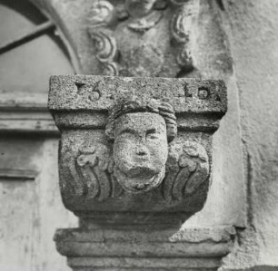 Portalabschluss mit Wappenstein