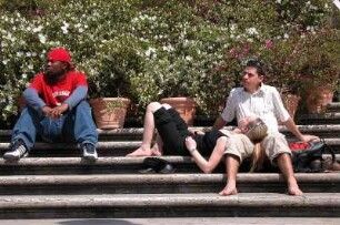 Rom - Touristen in der Innenstadt : Touristen auf der Spanischen Treppe in der Innenstadt von Rom, aufgenommen im April 2004
