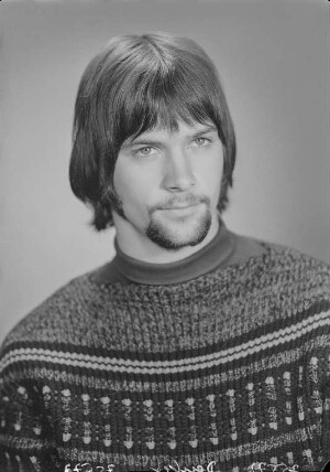 Porträt eines jungen Mannes mit Bart und "Beatles"-Haarschnitt