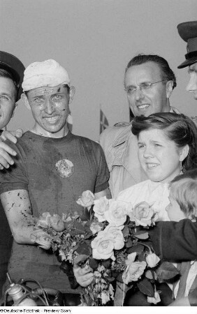 Leipziger Oberbürgermeister Erich Uhlich mit einem Radrennfahrer