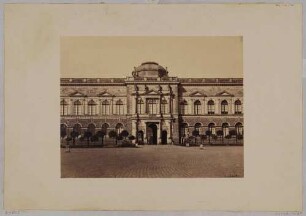 Mittelrisalit und Portal der Gemäldegalerie Alte Meister (Semperbau) in Dresden vom Theaterplatz