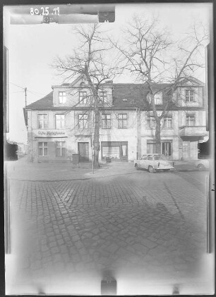 Potsdam, Otto-Nuschke-Straße (Lindenstraße) 9. Wohnhaus mit Laden. Straßenfront