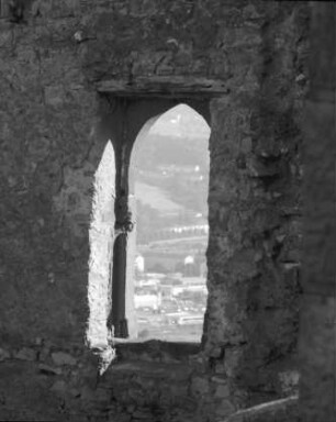 Lörrach, Haagen: Burg, vom Bergfried auf Ruinenwand aus gotischem Fenster
