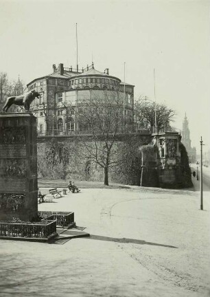 Pionierdenkmal am Terrassenufer : Dresden, Blick zum Belvedere auf der Brühlschen Terrasse mit Moritzmonument mit dem Pionierdenkmal, Denkmal für die im 1. Weltkrieg gefallenen sächsischen Pioniere, am Terrassenufer
